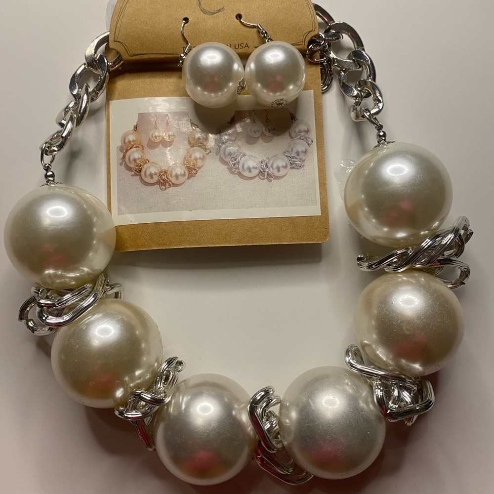 This gorgeous White and Silver Pearl Necklace & Earring set